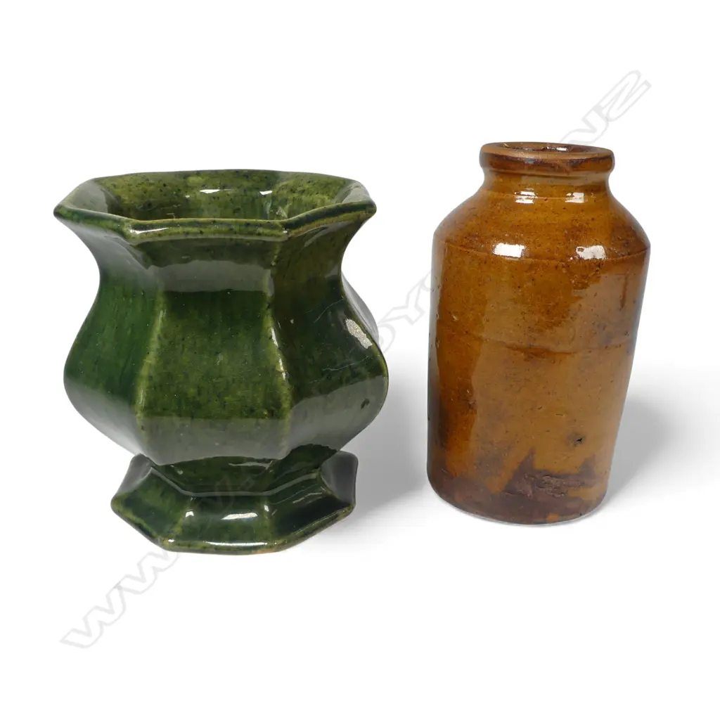 TWO c.1900 NEW ZEALAND POTTERY PCS; STONEWARE JAR (H.145mm) & SQUAT EARTHENWARE GREEN VASE (H.130mm) Image 1++