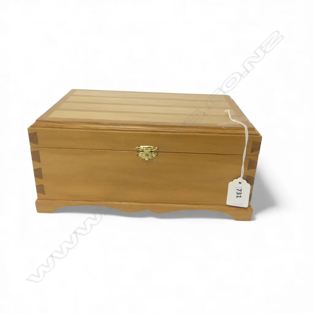 HANDMADE WOODEN BOX; KAURI w. RIMU TRIM, DOVETAILED & VELVET LINED 255x165x115mm Image 1++