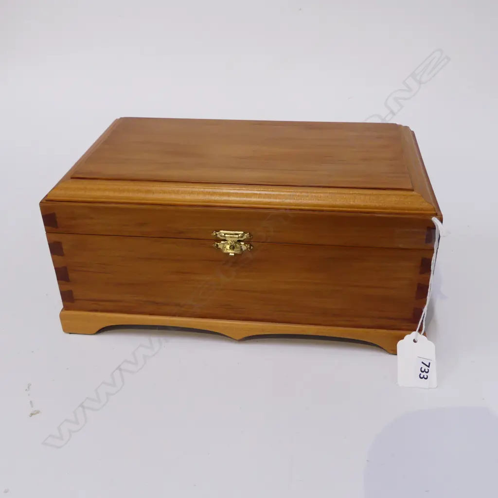HANDMADE WOODEN BOX; HEART RIMU w. KAURI TRIM, DOVETAILED & VELVET LINED 255x155x115mm Image 1++