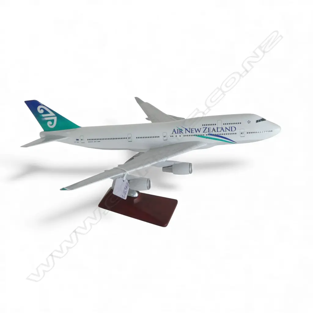 AIR NZ MODEL BOEING 747 PLANE on stand. I wing end chipped L.450mm Image 1++