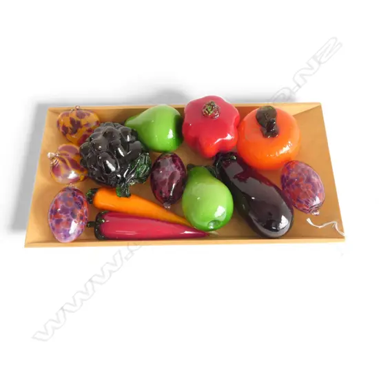 WOOD TRAY L420MM & COLLECTION OF 13 GLASS FRUIT ETC