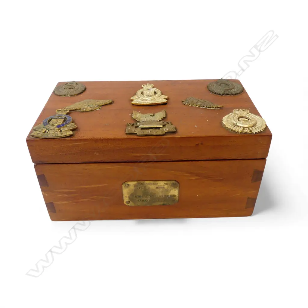 N.Z. MILITARY SERVICE RPESENTATION BOX 'TO SGT IG ROSS by N.Z. REGT SERGEANTS MESS MALAYA 1958' 210x125x105mm Image 1++