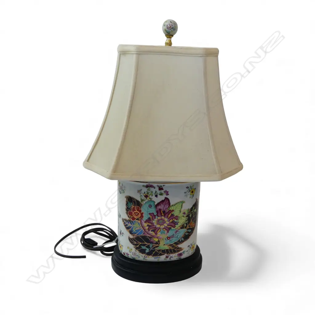 CHINESE PORCLAIN TABLE LAMP ON WOOD BASE H500MM Image 1++