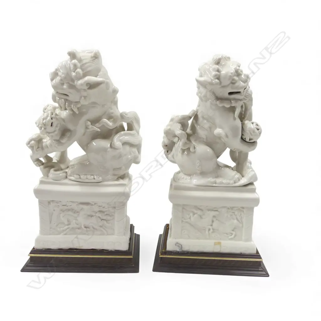PR CHINESE BLANC DE CHINE FOO DOGS & PUPS ON WOOD STANDS H360MM Image 1++