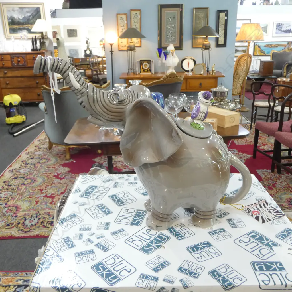 BOXED ELEPHANT NOVELTY TEAPOT H.255mm Image 1++