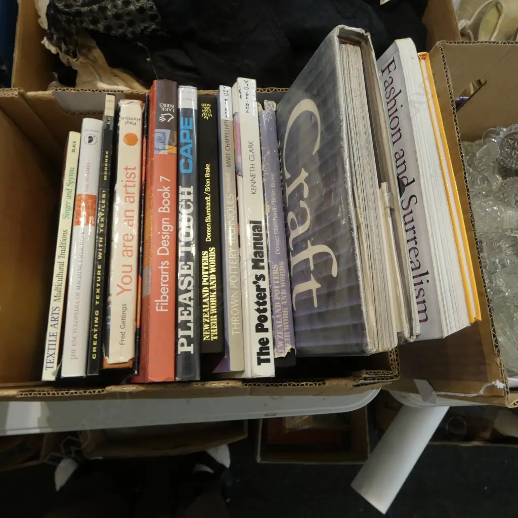 ASST. BOOKS; NZ STUDIO ART POTTERY & CRAFT, TEXTILES, FASHION, COLLECTING Image 1++