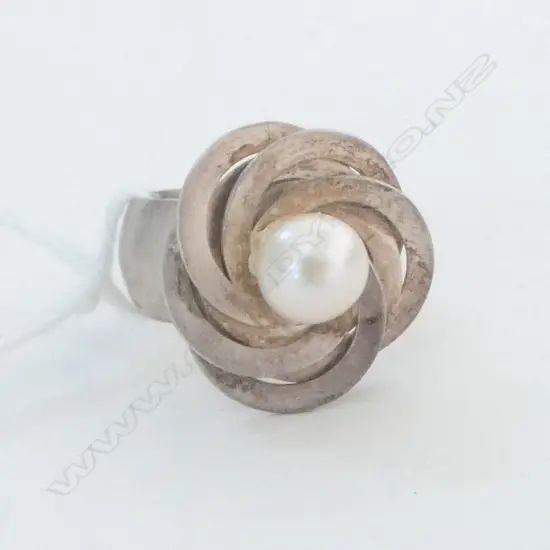 STG SILVER & PEARL 'TEZER' RING  size M