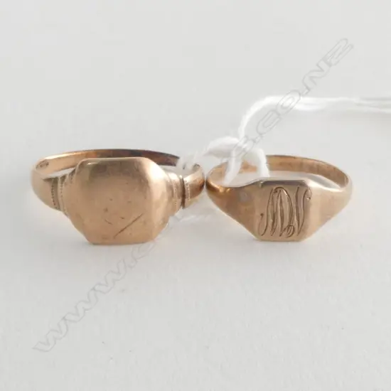 2 9ct SIGNET RINGS, 4.2grms SIZE L (small) larger shoulder broken