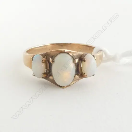 VINTAGE 9ct YELLOW GOLD 3 CABOCHON OPAL RING 2.55gms SIZE O