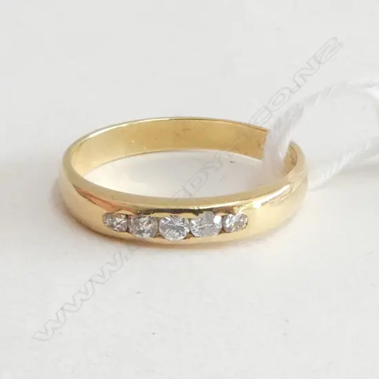 18ct Y/GOLD 5 DIAMOND RING channel set  (one diamond broken)3.49gms SIZE Q