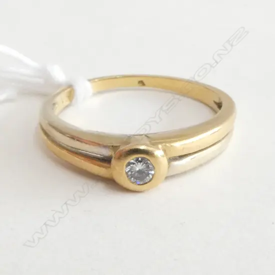 18ct GOLD & DIAMOND SOLITAIRE RING rub-over mount 3.33gms size O