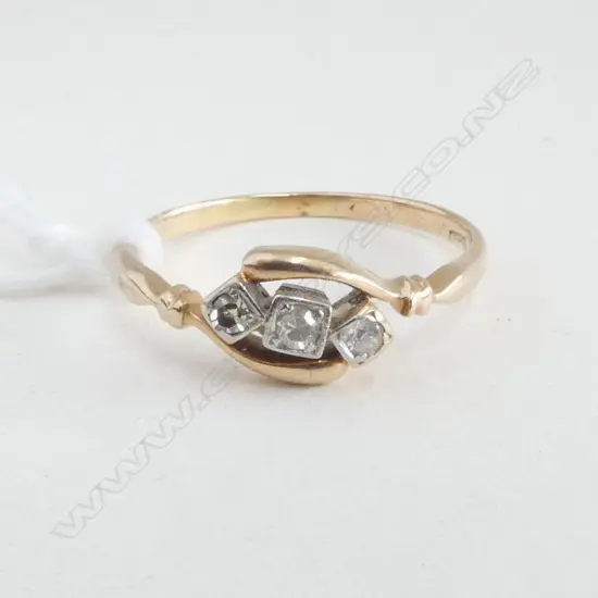 ESTATE 18ct YELLOW GOLD & 3 DIAMOND RING 2.25gms SIZE P