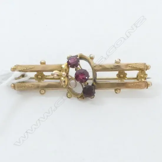 EDWARDIAN 9CT GARNET BAR BROOCH W.55mm, 2.9grms (chip to centre stone)