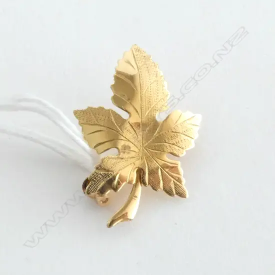 9ct YELLOW GOLD MAPLE LEAF BROOCH Birmingham 1977 1.88gms