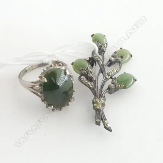 SILVER & POUNAMU LGE RING  SIZE Q & BROOCH of floral design