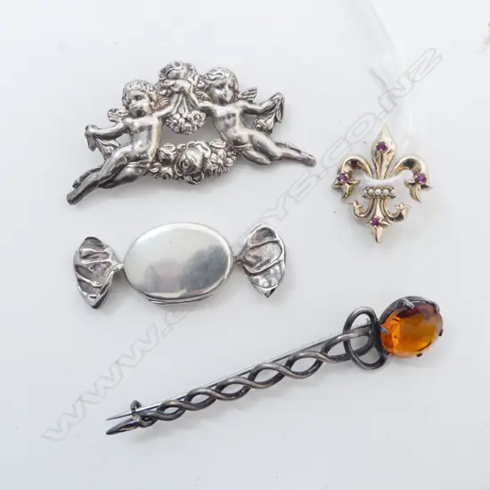 STG SILVER LOLLY FORM LOCKET, STG FLEUR DE LIS PIN, METAL CHERUB BROOCH, & COSTIME BAR BROOCH (STG 12.79gms)
