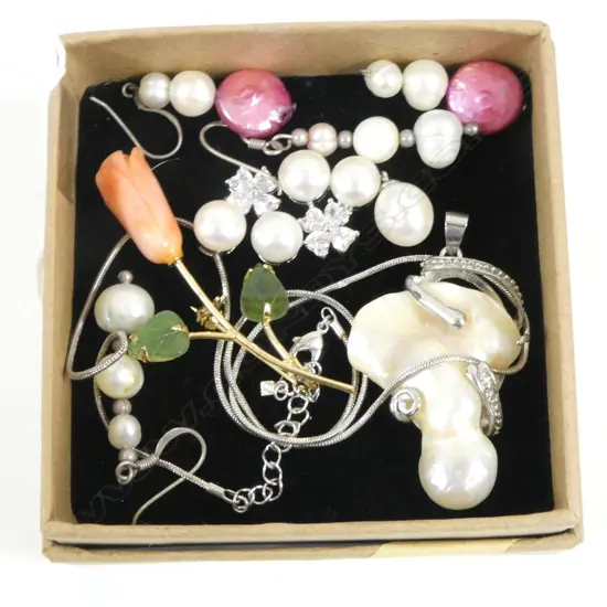 2 PRS PEARL EARRINGS (1 AF) + 2 BROOCHES & NECKLACE