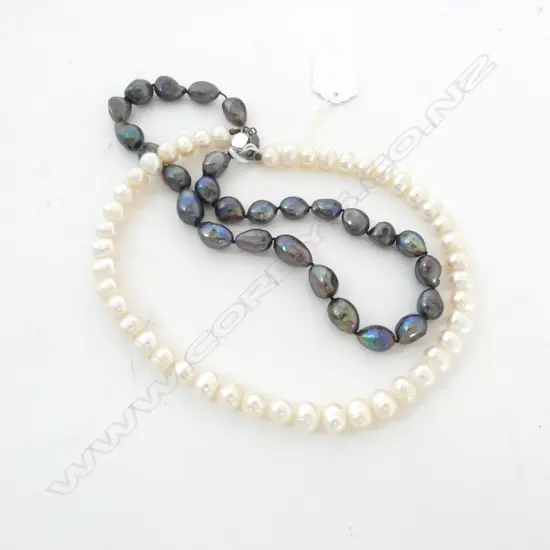 2 FRESHWATER PEARL NECKLACES; 1 w. DYED PEARLS, BOTH w. SILVER CLASP w. 220mm