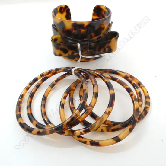 KAREN WALKER IMITATION TURTLE SHELL BOW FORM CUFF & 6 OTHER PLASTIC BANGLES