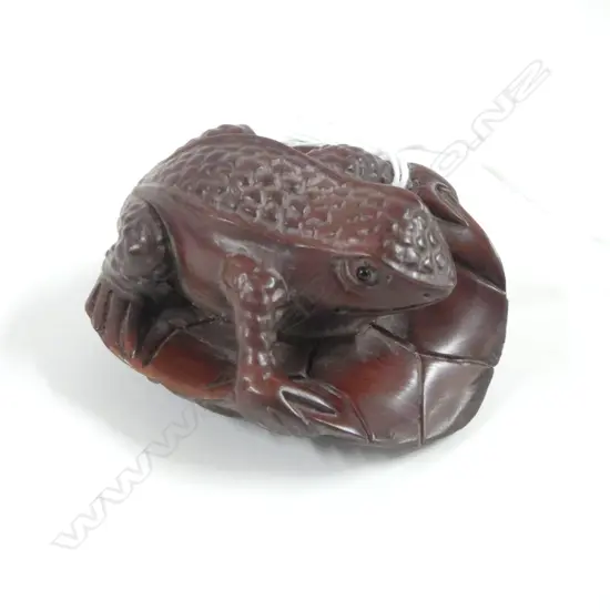 LRG CARVED NETSUKE FROG on LILY PAD, SIGNED, L.60mm