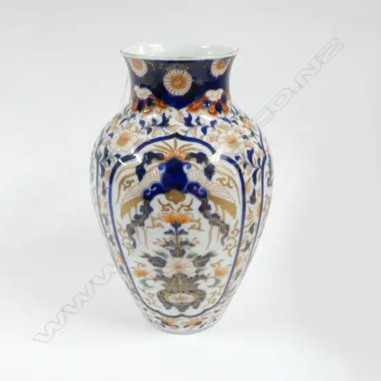 IMARI VASE H.240mm (small chip/hole to the rim)