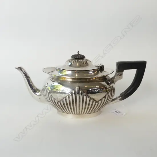 S/SILVER TEAPOT 545G  TOTAL WIEGHT; FAULT TO FINIAL