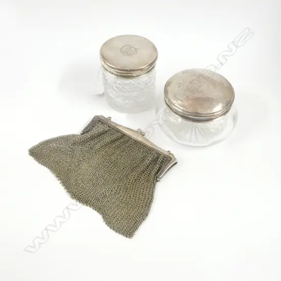 2 STG SILVER LIDDED GLASS JARS (55gms, BOTH BIRMINGHAM, 1 STEWART DAWSON) & EP CHAIN MESH PURSE