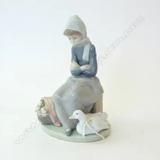 LLADRO FIGURE; WOMEN w. DUCK & DUCKLINGS H.210mm