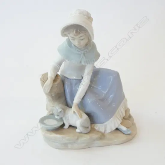 NAO FIGURINE; WOMAN w. CAT H.200mm