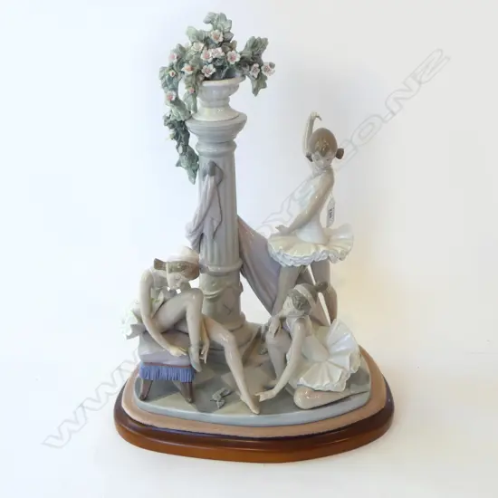 LLADRO #5235 'BALLET TRIO' H.470mm SOME DAMAGE TO FLOWERS