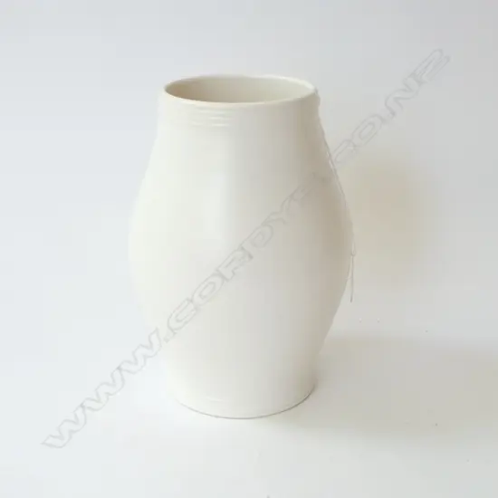 C/LYNN TIKI MARK HAND POTTED WHITE VASE HAIR LINE CRACK H230MM