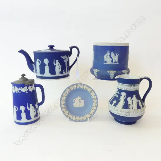 5 PIECES WEDGEWOOD JASPERWARE (Small faults to some pieces)