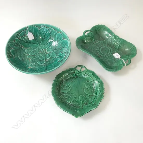 WEDGWOOD MAJOLICA BOWL Dia.285mm, WEDGWOOD MAJOLICA TRAY W.275mm & OTHER UNMARKED