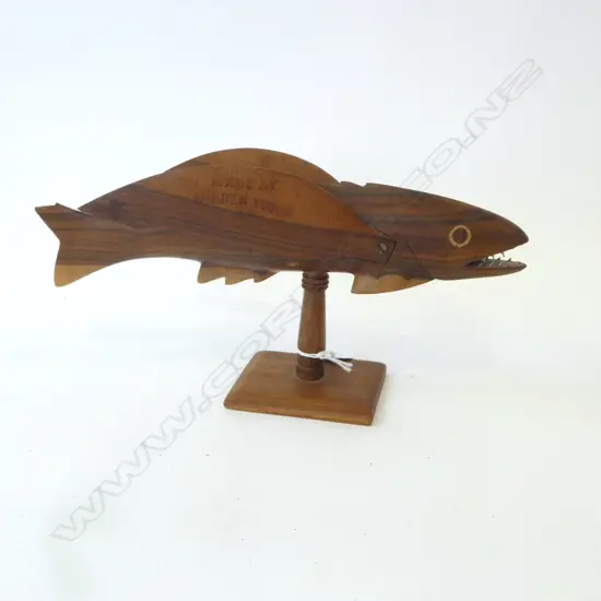 ADREW YOUNG PITCAIRN ISLAND CARVING L.300mm (SMALL LOSS ON TAIL)
