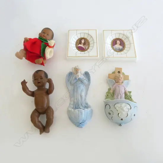 2 CERAMIC FONTS, 2 VILLEROY & BOCH PLAQUES & 2 VINTAGE DOLLS (1 SCHILDKROT)