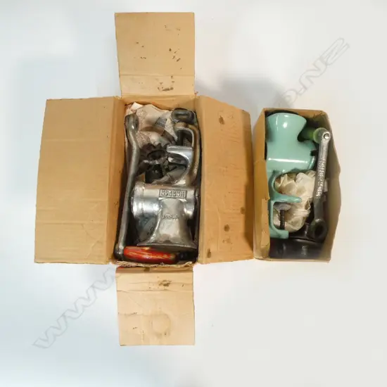 2 SML METAL HARPER TABLETOP MINCERS IN ORIGINAL BOXES LARGEST 120x240x100mm