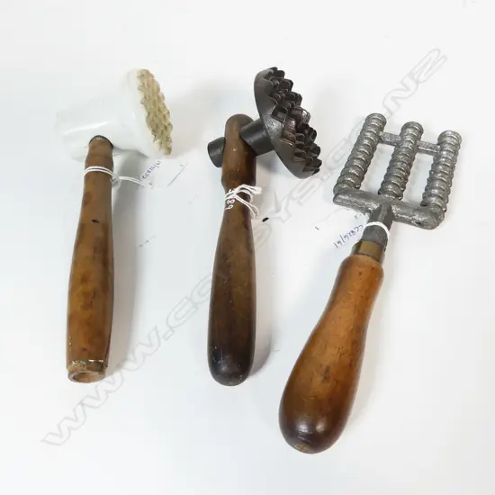 1458/3089/2188 3 VINTAGE HAND HELD MEAT TENDERIZERS L260MM LONGEST