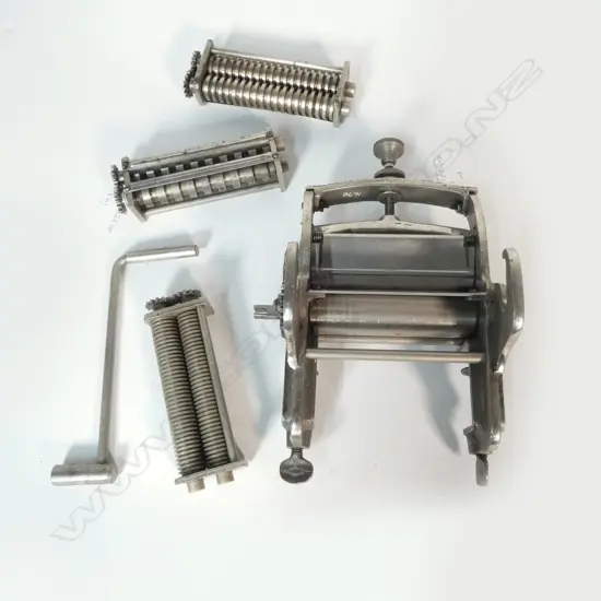 (1676) VINTAGE 1985 'THE MARVEL NOODLE CUTTER H.240mm w. 3 SEPERATE CUT ATTACHMENTS