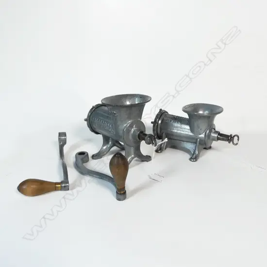 3589/3590 2 VINTAGE CAST METAL BENCH MINCERS L230MM