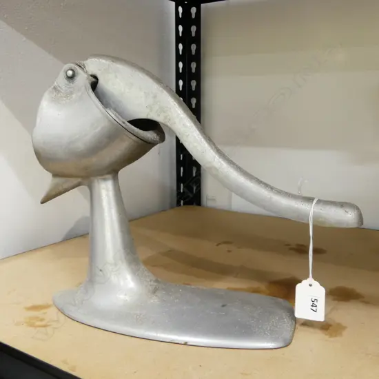 VINTAGE ALLUMINIUM HAND JUCIER