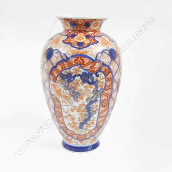 IMARI VASE H.275mm (small graze to rim)