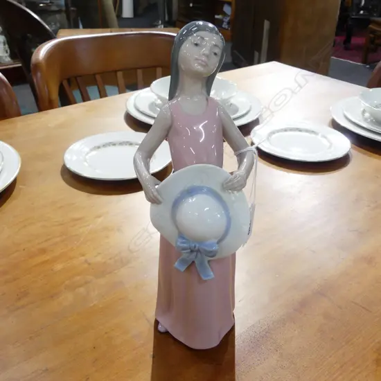 LLADRO WOMAN HOLDING SUN HAT H.250mm