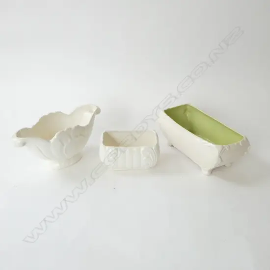 3 ENGLISH WHITE CERAMIC VASES W.260mm
