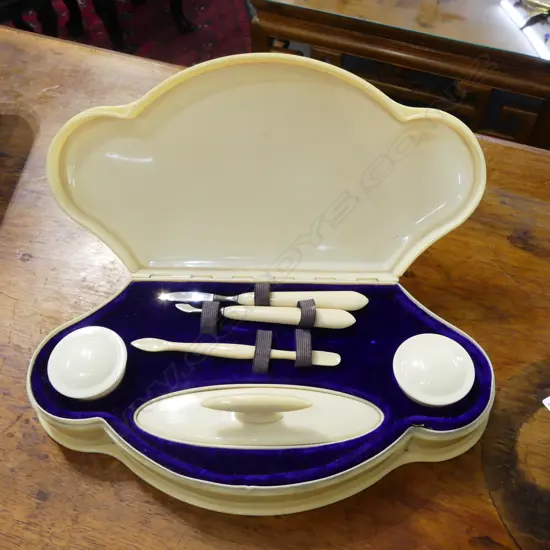 DECO IVORINE VANITY SET, CASED W.275mm