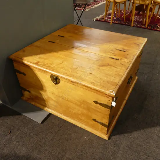 LG WOODEN COFFEE TABLE