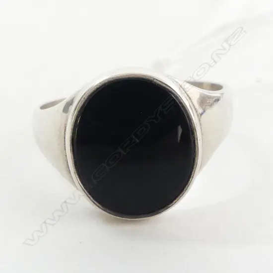STG ONYX SIGNET RING, 6.5grms SIZE V
