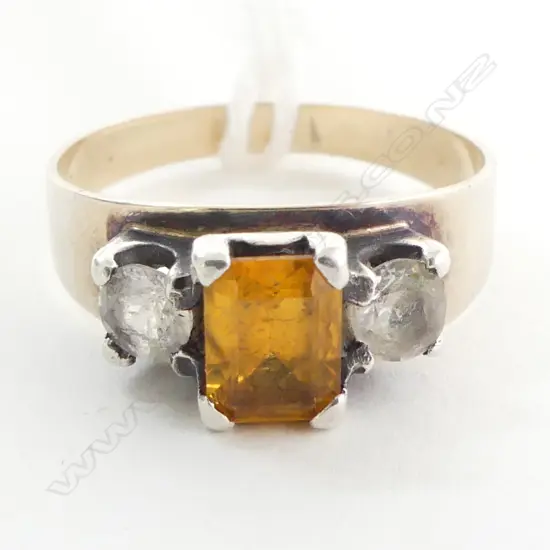 9CT 3 STONE DRESS RING 3.3grms SIZE R