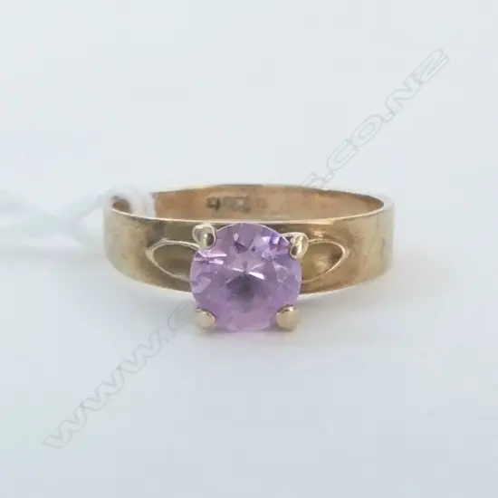 9ct GOLD & PINK STONE RING 2.18gms SIZE O