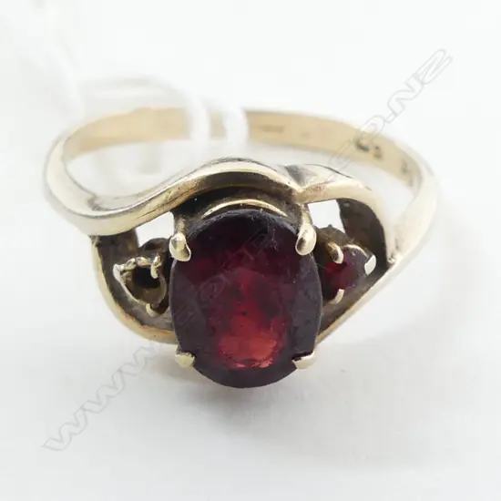 9CT GARNET STONE RING (1 MISSING)  Centre stone showing wear 2.7grms SIZE O