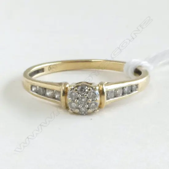 9ct GOLD & DIAMOND CLUSTER RING 1.7gms SIZE O